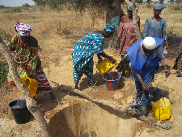 Boky Were 2 - Opphenting av vann fra brønnen